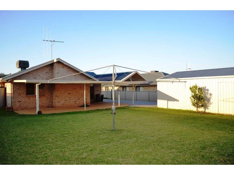 2 Noonan Street, Parkes NSW 2870
