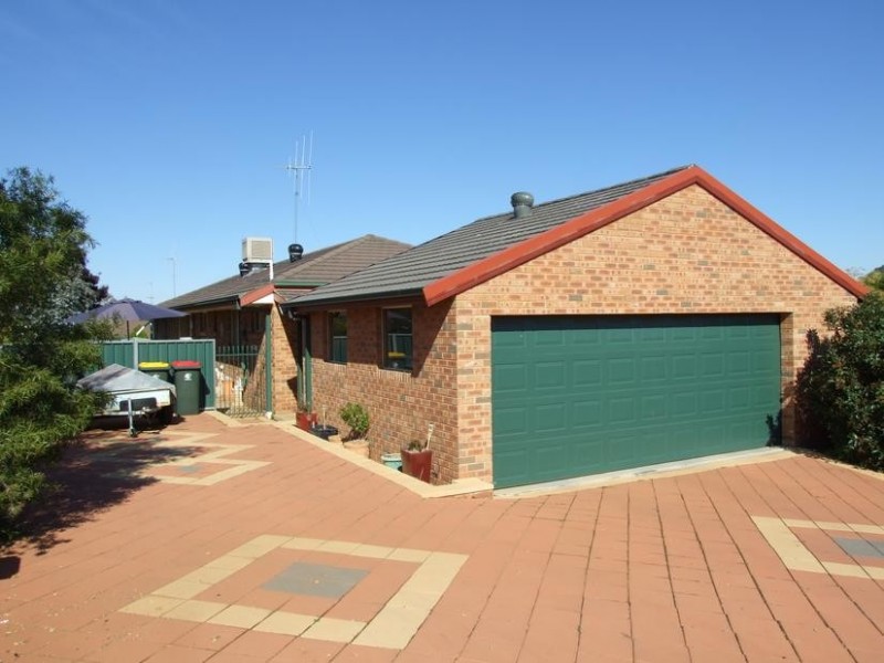 1 Glenburnie Close, Parkes NSW 2870