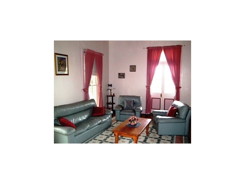 18 East Street, Parkes NSW 2870
