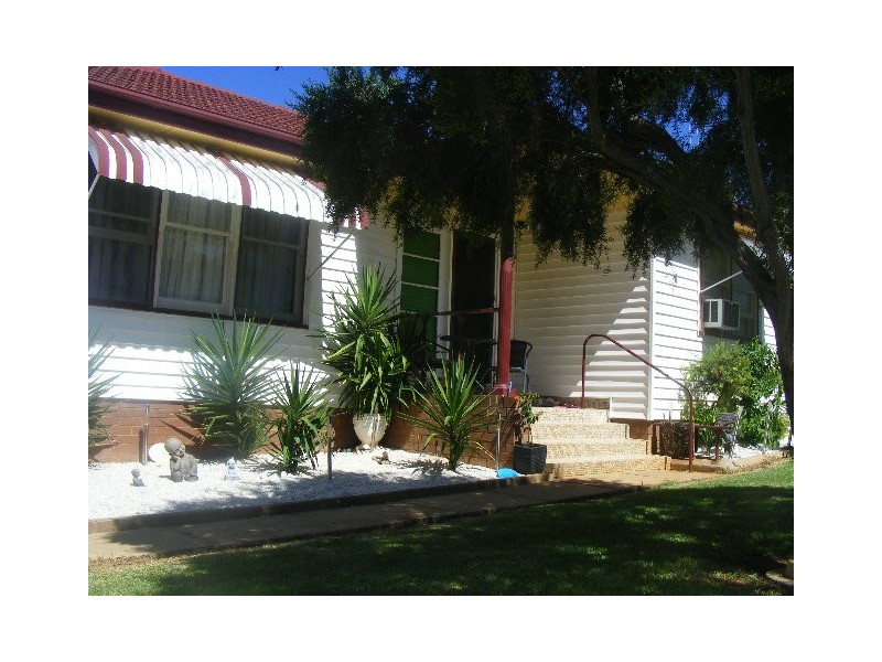 11 Keast Street, Parkes NSW 2870