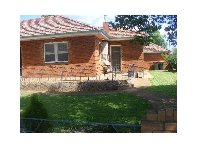 2 Gladstone Street, Parkes NSW 2870