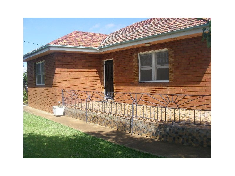 2 Gladstone Street, Parkes NSW 2870