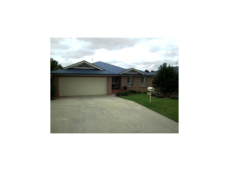 4 Hazelbank Aveune, Parkes NSW 2870