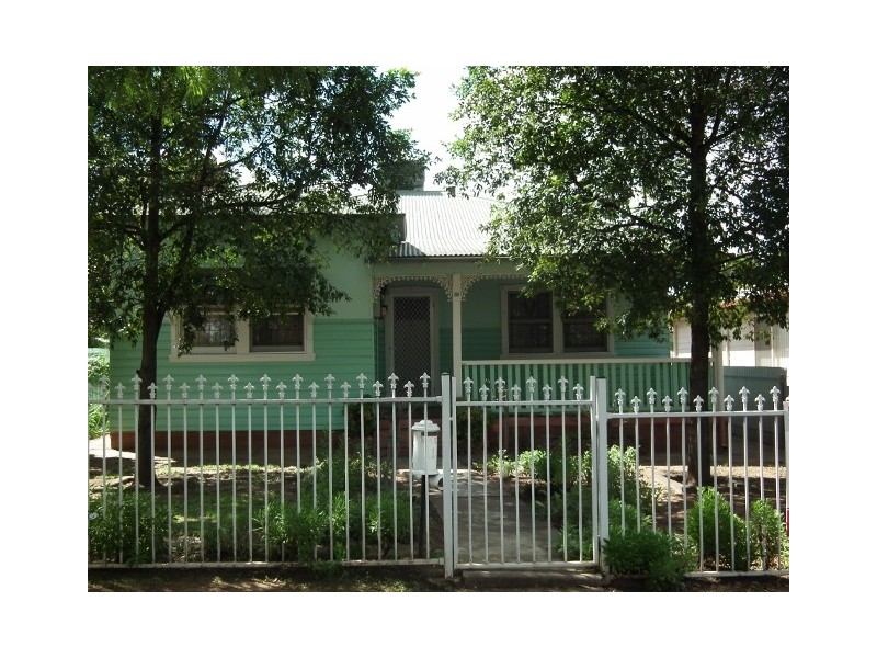 11 Bollinger Street, Parkes NSW 2870