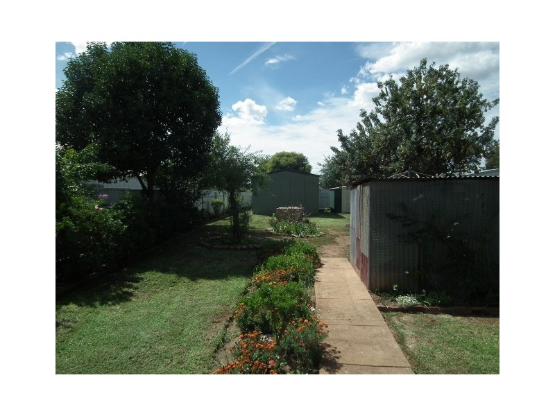 11 Bollinger Street, Parkes NSW 2870
