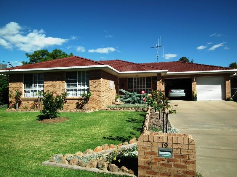 19 Thomas, Parkes NSW 2870