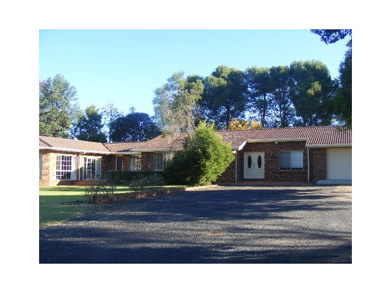 123 London Road, Parkes NSW 2870