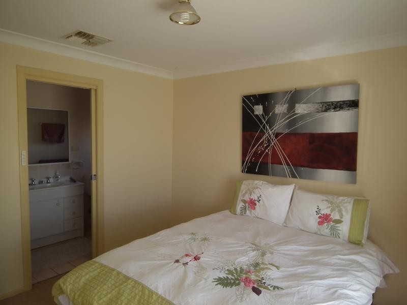 19 Thomas Tom Crescent, Parkes NSW 2870