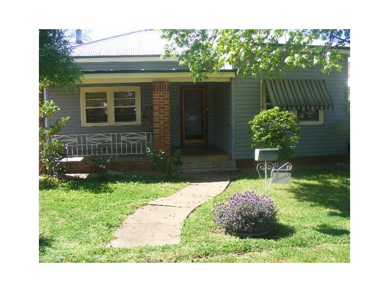 8 Carrington St, Parkes NSW 2870