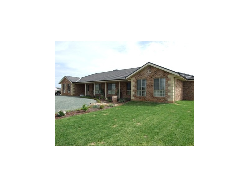 24 Field Road, Parkes NSW 2870