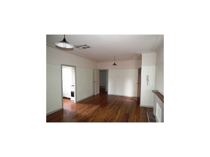 4 Charles Rigg Ave, Parkes NSW 2870