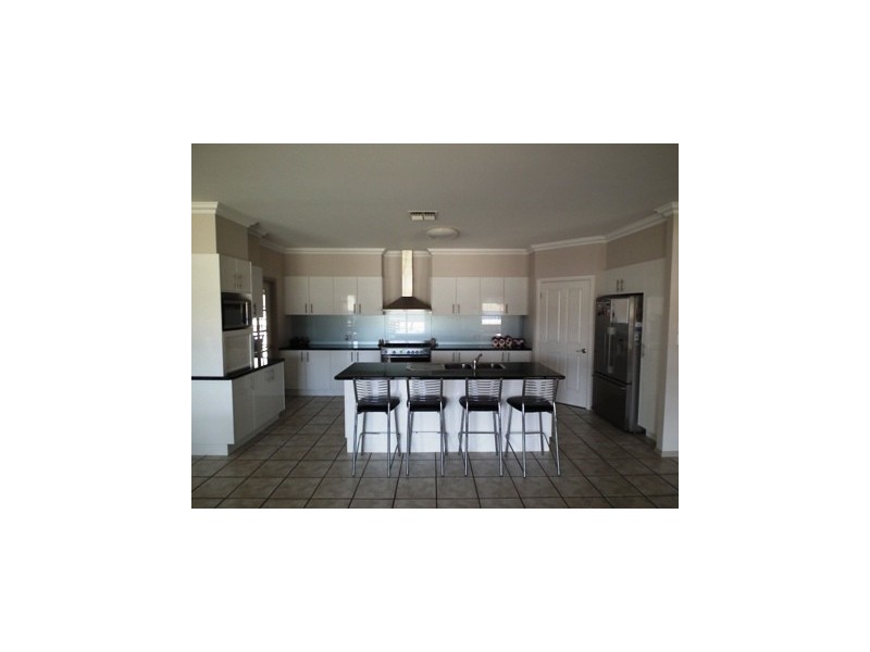 300 Nash Street, Parkes NSW 2870
