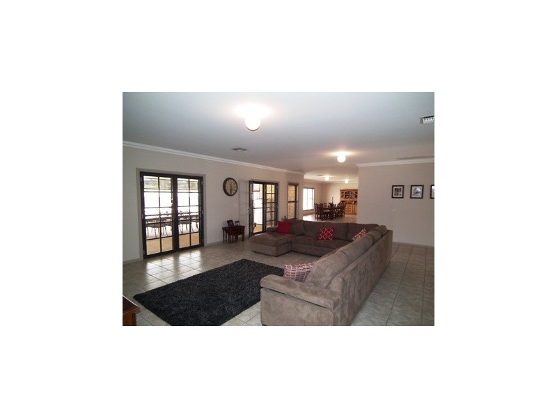300 Nash Street, Parkes NSW 2870