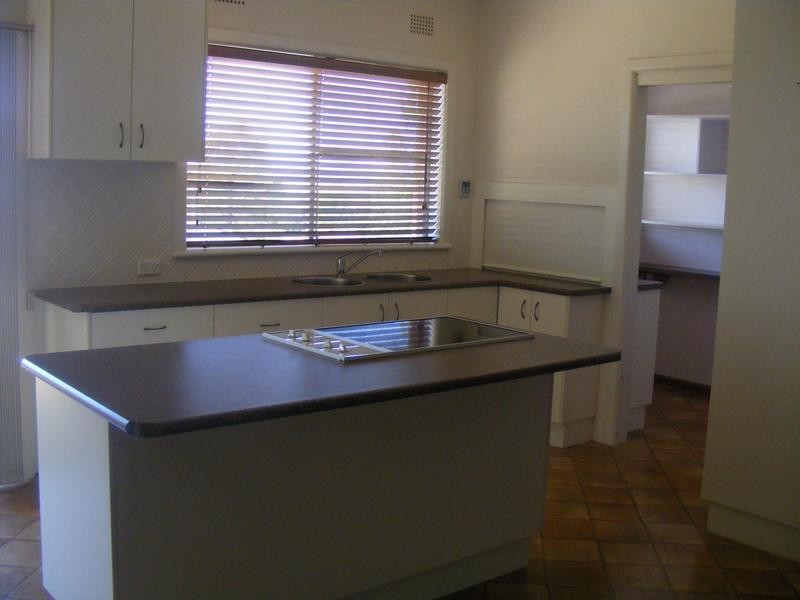 33 Barton Street, Parkes NSW 2870