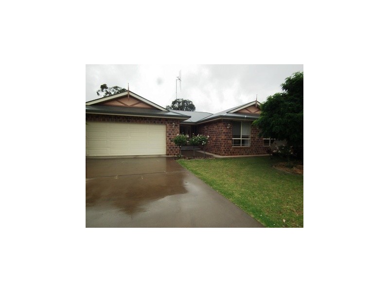 6 Caledonia Street, Parkes NSW 2870