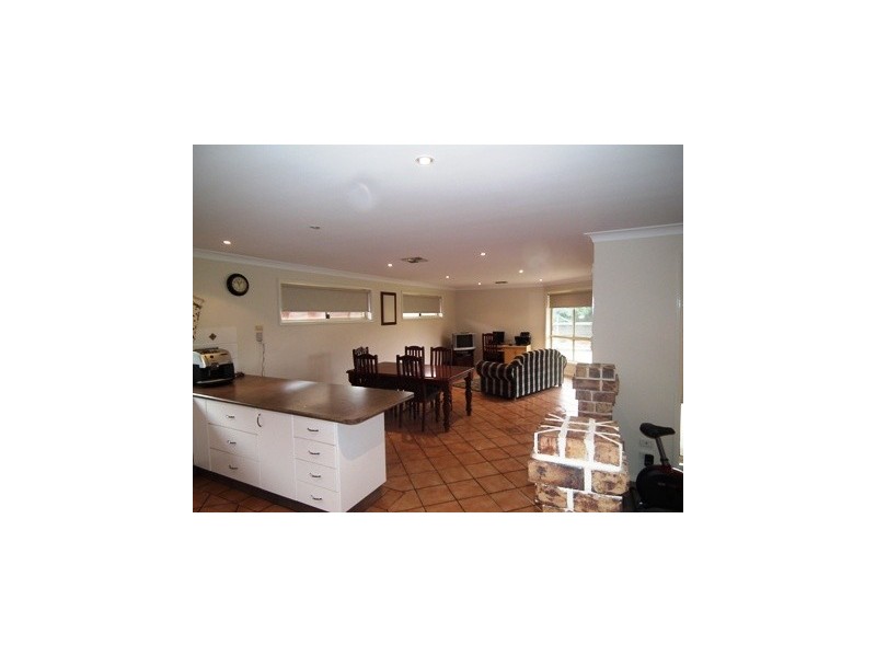 6 Caledonia Street, Parkes NSW 2870