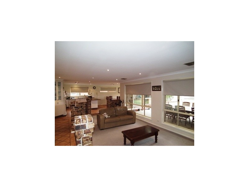 6 Caledonia Street, Parkes NSW 2870