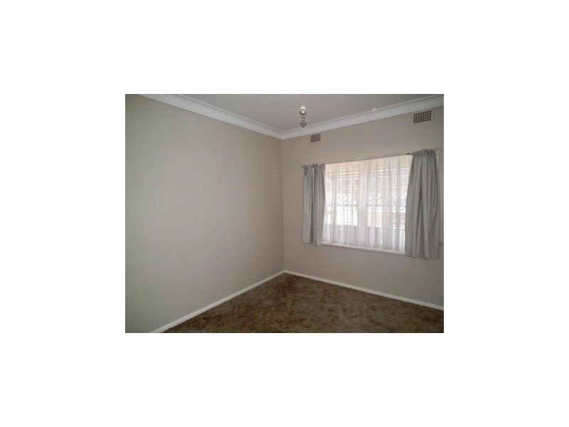 4 Waratah Street, Parkes NSW 2870