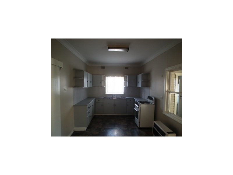 4 Waratah Street, Parkes NSW 2870