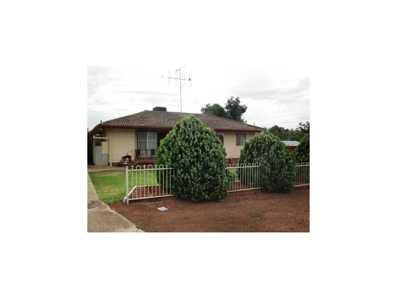 4 Porter St, Parkes NSW 2870