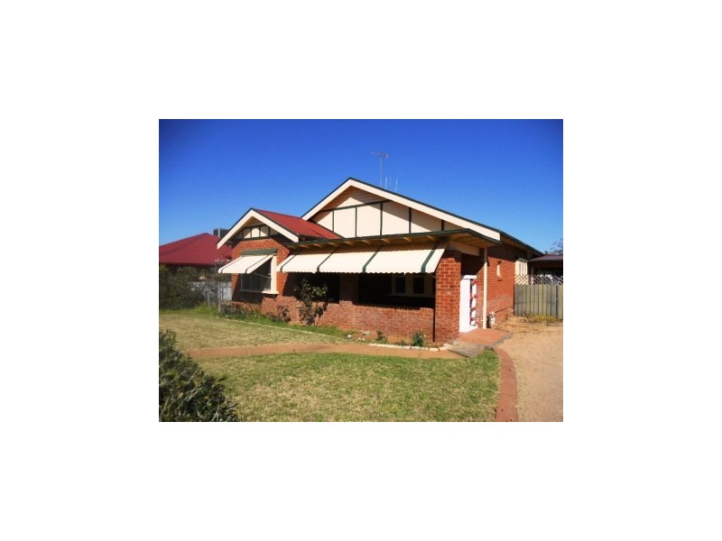 2 Cooke Street, Parkes NSW 2870