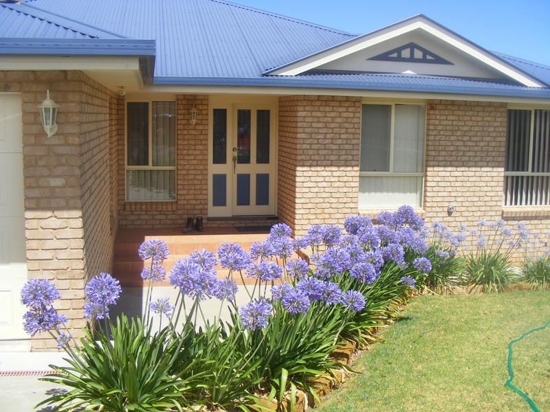 4 Hazelbank Ave, Parkes NSW 2870