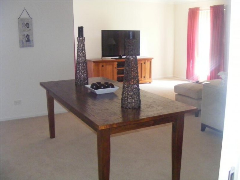 4 Hazelbank Ave, Parkes NSW 2870