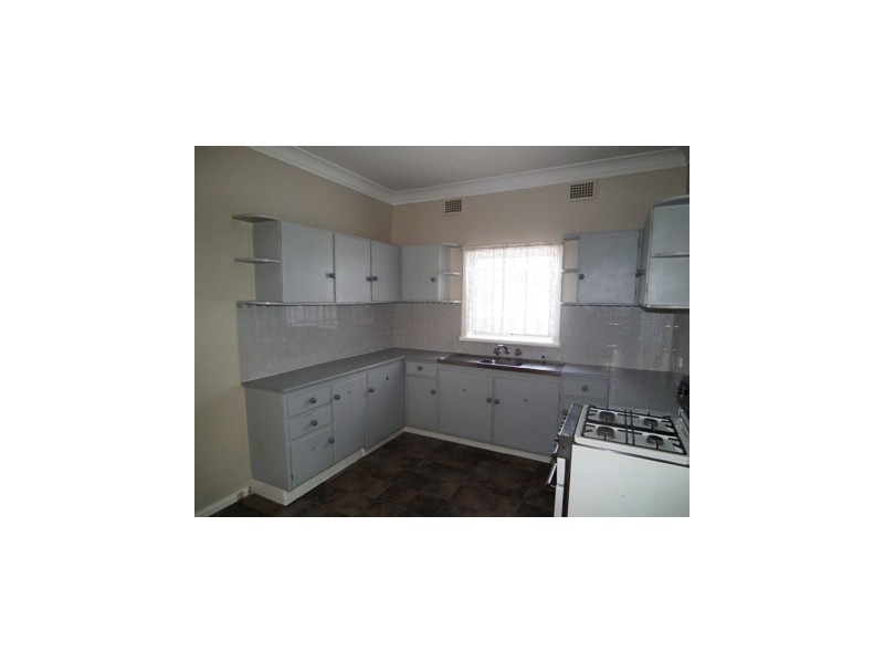 4 Waratah Street, Parkes NSW 2870