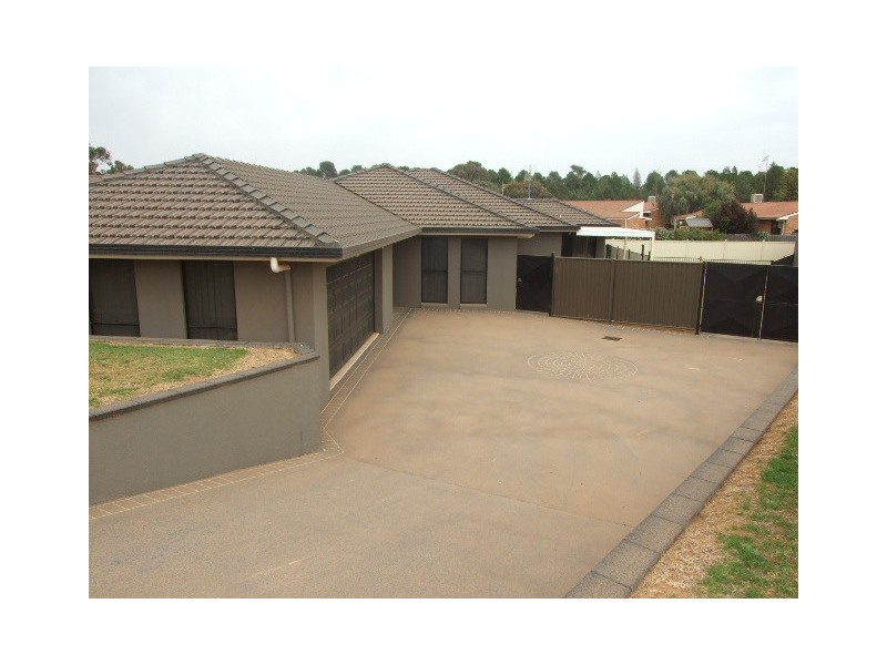 39 Glenburnie Close, Parkes NSW 2870