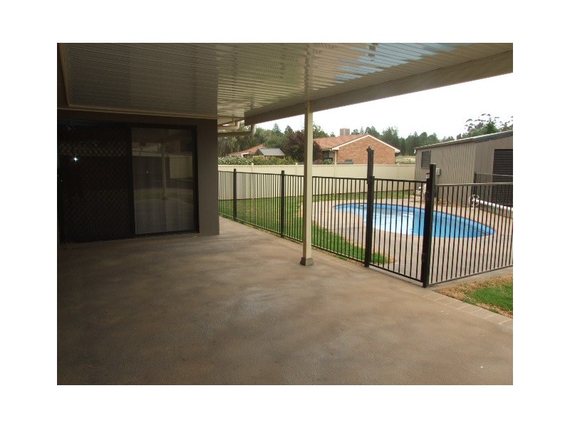 39 Glenburnie Close, Parkes NSW 2870