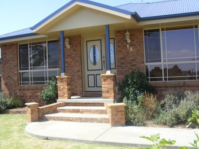 18 Basil Ave, Parkes NSW 2870