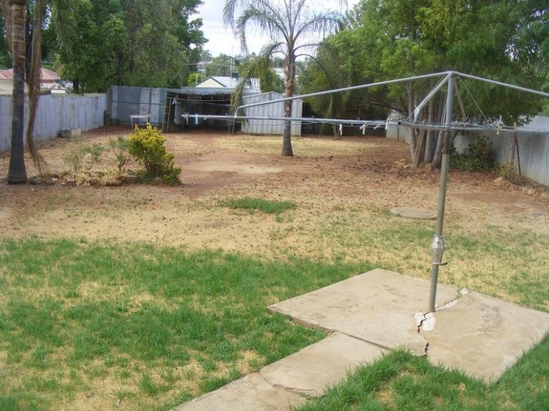 18 Callaghan St, Parkes NSW 2870