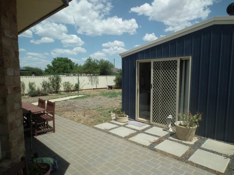 5 Guillan Place, Parkes NSW 2870
