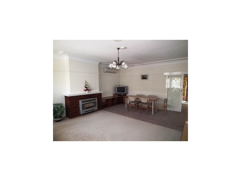 12 Waratah Street, Parkes NSW 2870