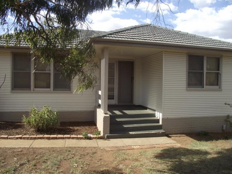 32 Medlyn St, Parkes NSW 2870