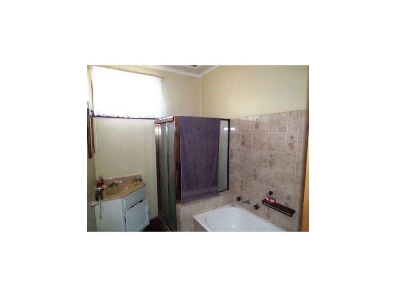 9 Waratah Street, Parkes NSW 2870