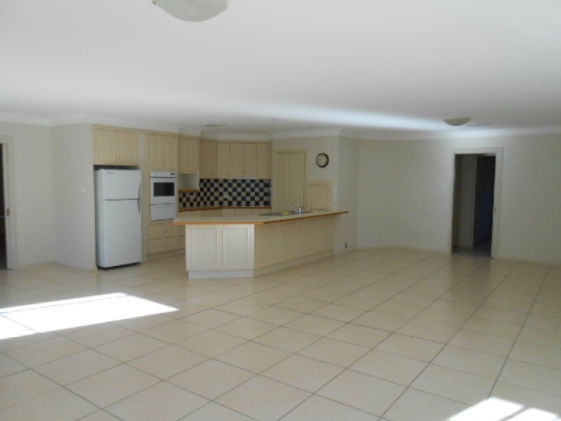 20 Arana Place, Parkes NSW 2870