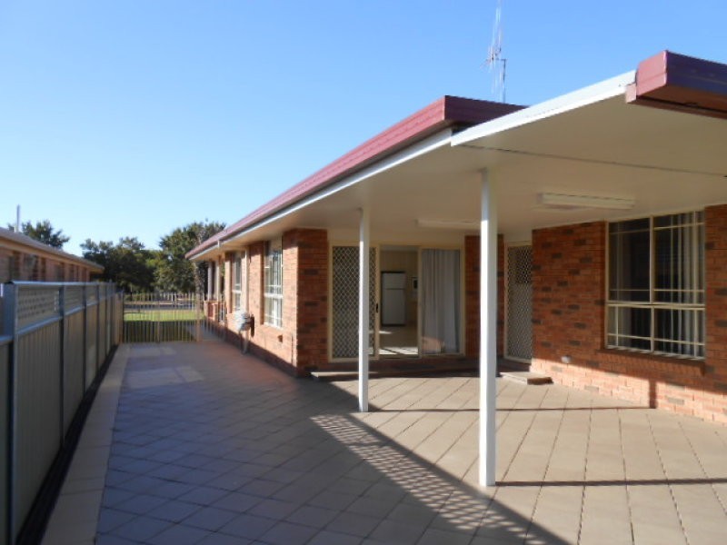 20 Arana Place, Parkes NSW 2870