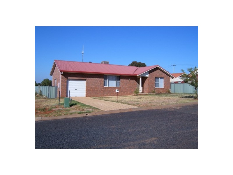 3 Warragrah Place, Parkes NSW 2870