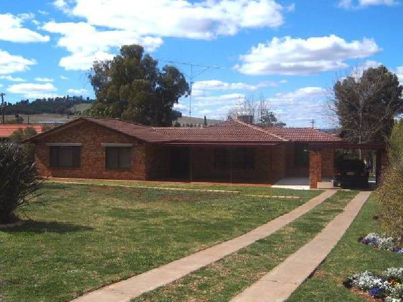 25 Bowditch Crescent, Parkes NSW 2870