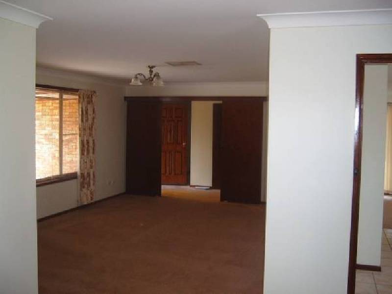 25 Bowditch Crescent, Parkes NSW 2870