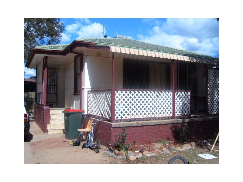 5 Faull Crescent, Parkes NSW 2870