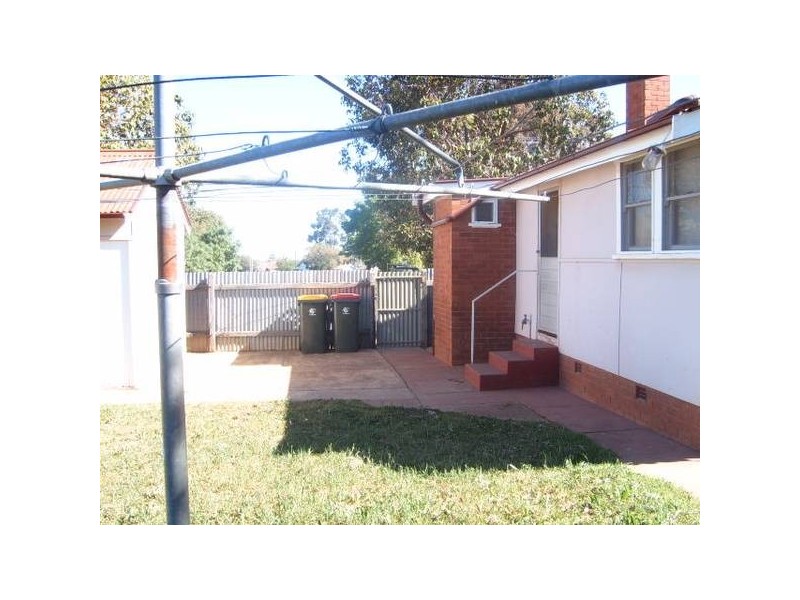 2 Carrington Street, Parkes NSW 2870