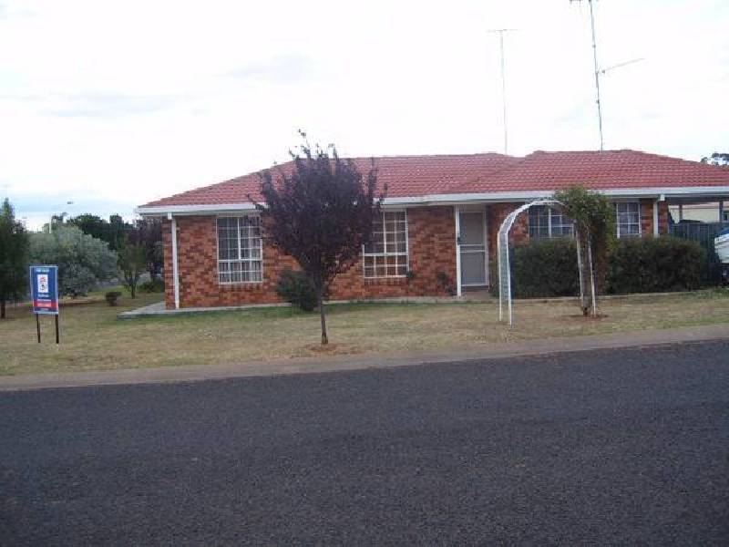 2 Clancy Place, Parkes NSW 2870