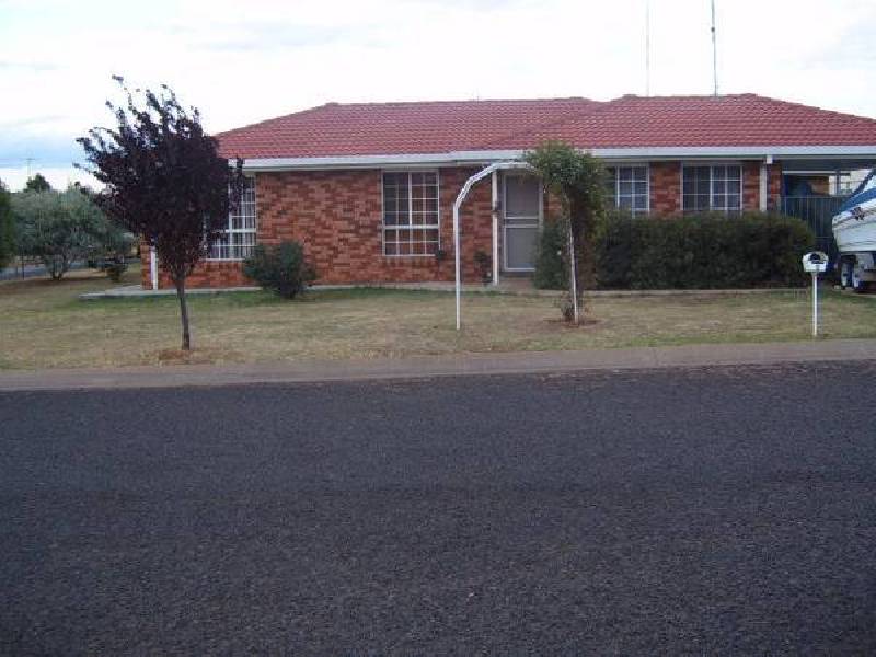 2 Clancy Place, Parkes NSW 2870