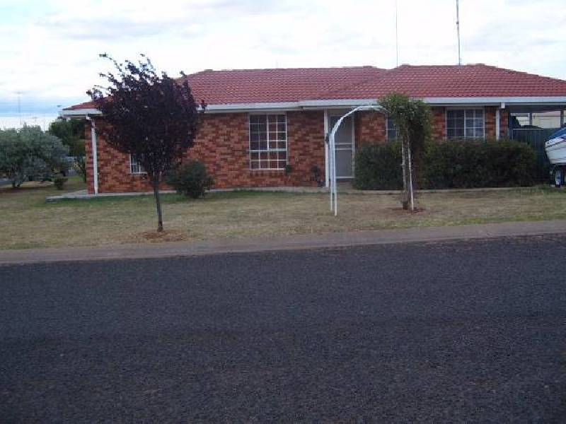 2 Clancy Place, Parkes NSW 2870