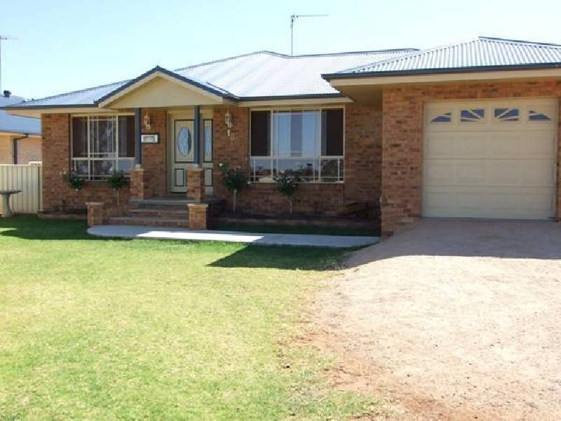 18 Basil Ave, Parkes NSW 2870