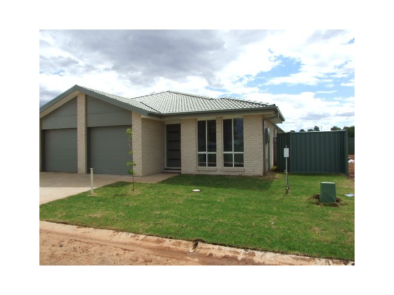 2/80 Close Street, Parkes NSW 2870
