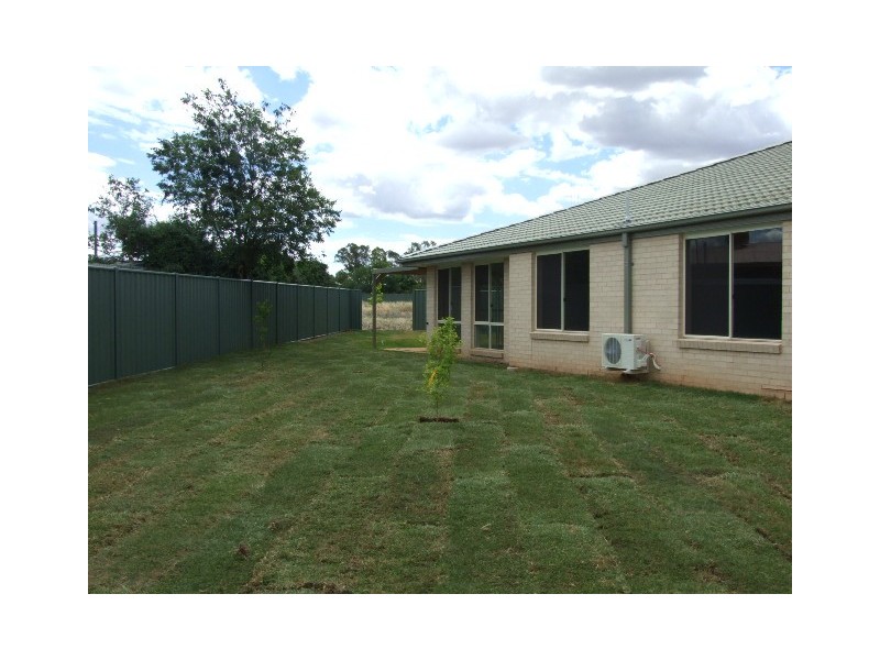 2/80 Close Street, Parkes NSW 2870