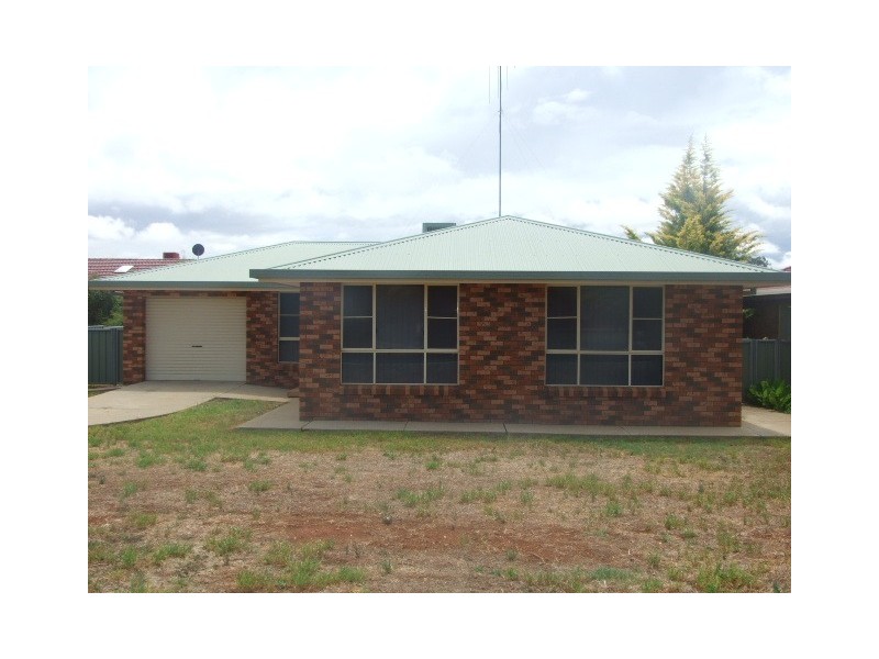 19 Ebelina Cres, Parkes NSW 2870